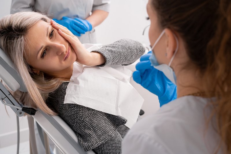 woman with dental injury at the dentist’s office